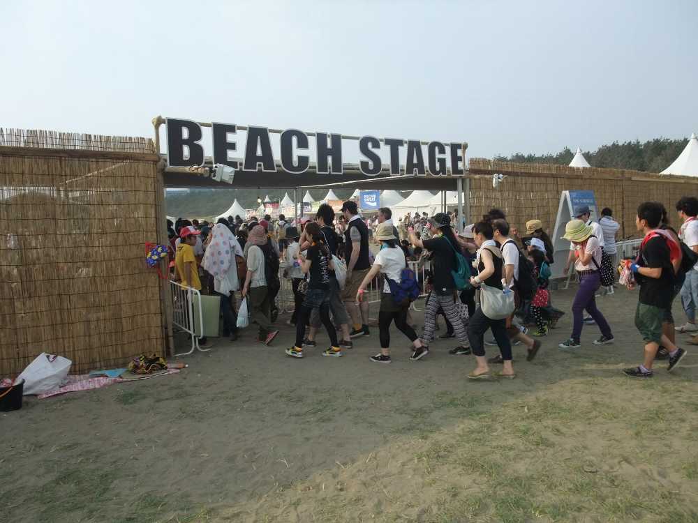 ビーチステージ入り口。リストバンドチェックがあります。