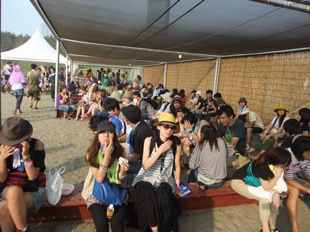 ひさしの付いたベンチ。