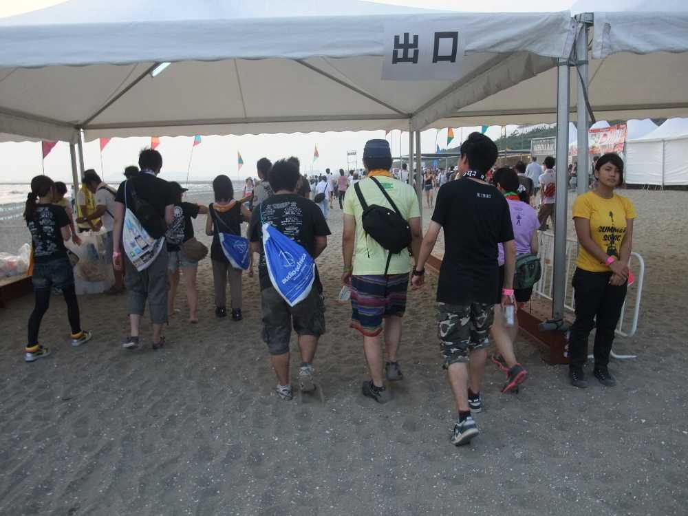 ビーチステージの出口はステージ横にあります。