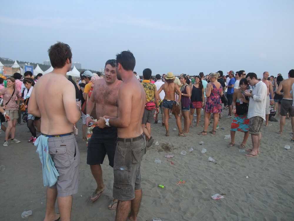 外国人は上半身裸が多い。