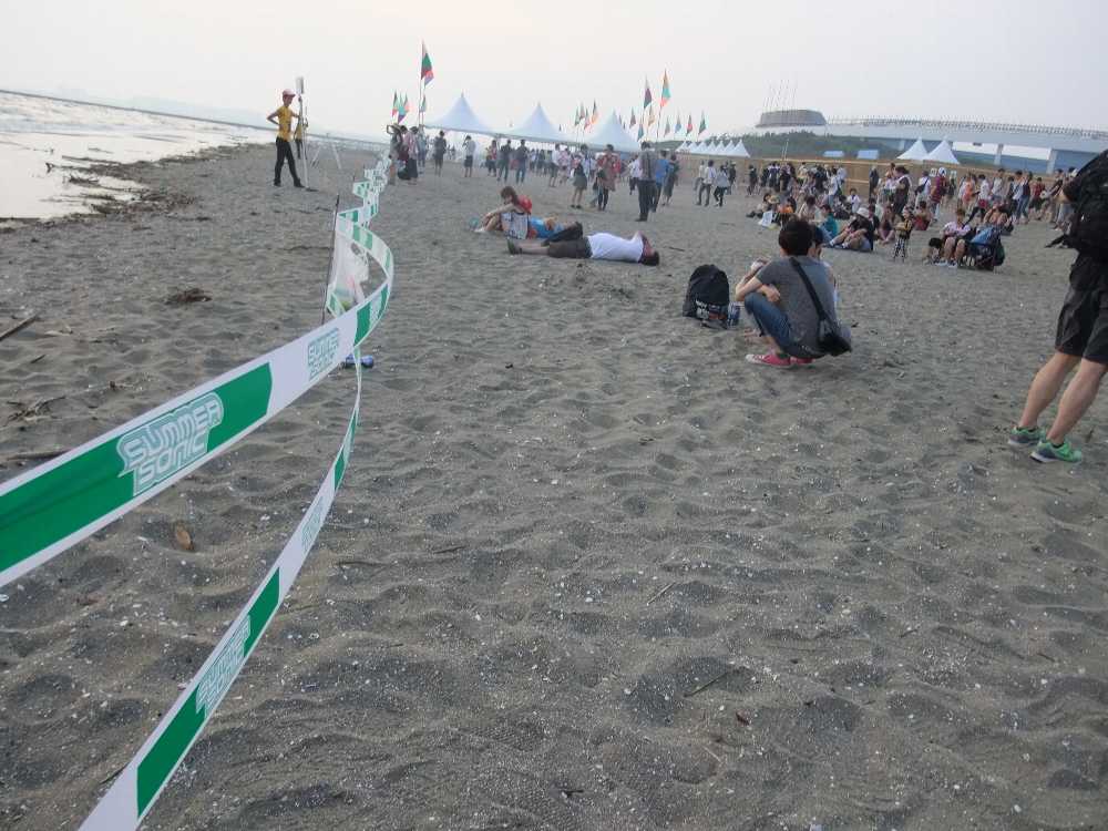 波打ち際までがビーチステージ。