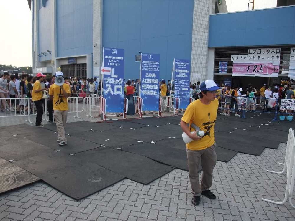 アリーナ入場は行列に並びます。