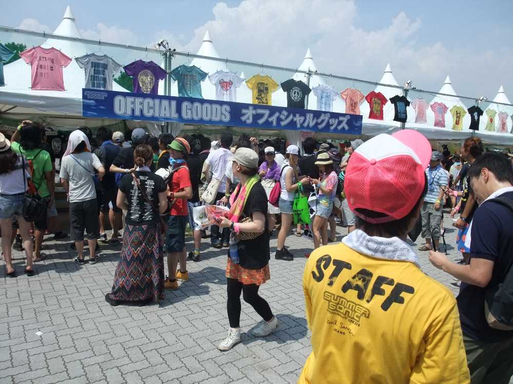 サマーソニックの公式Tシャツ売り場。