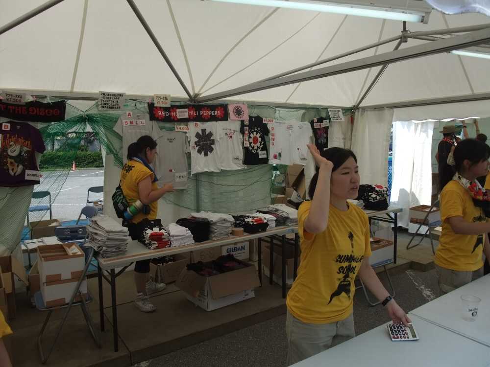 アーティスト関連の売り場。