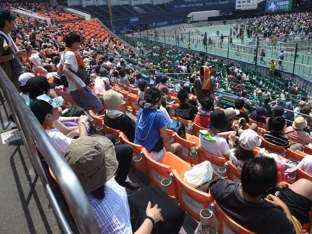 午後0時過ぎのマリンステージ、スタンド席。