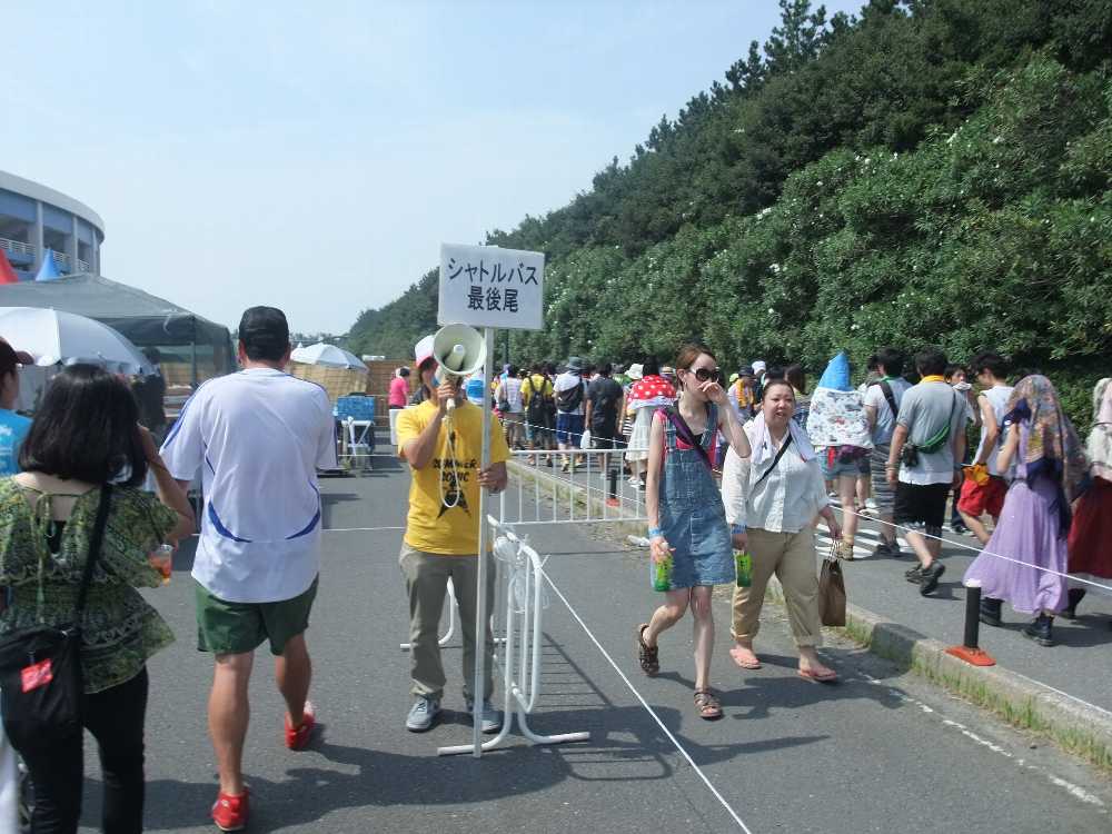 マリンステージ発メッセ行きバスの行列。