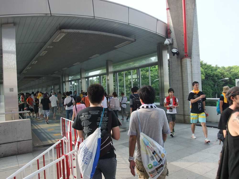 メッセにつながる通路。