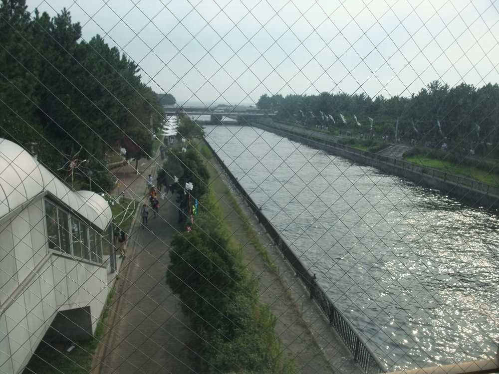 通路から見える川。