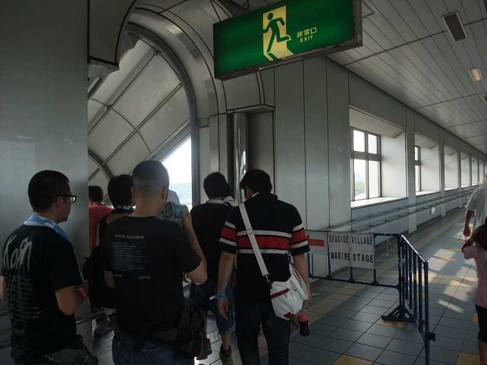 階段を下ります。