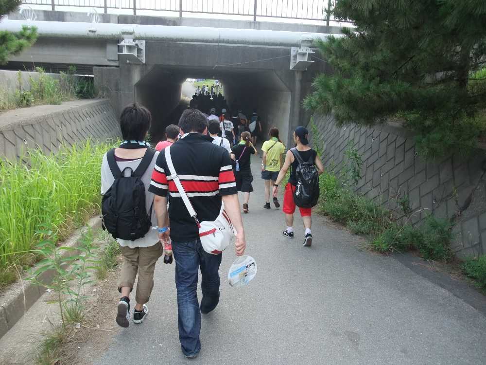 橋の下をくぐります。