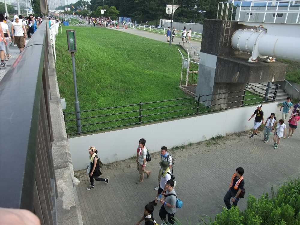 橋の下に見えるのはメッセへ向かう人。