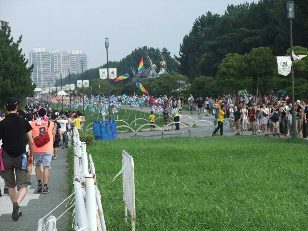 左はマリンステージへ向かう人、右はその逆。