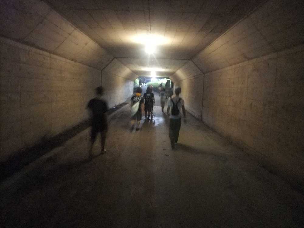 橋の下をくぐります。