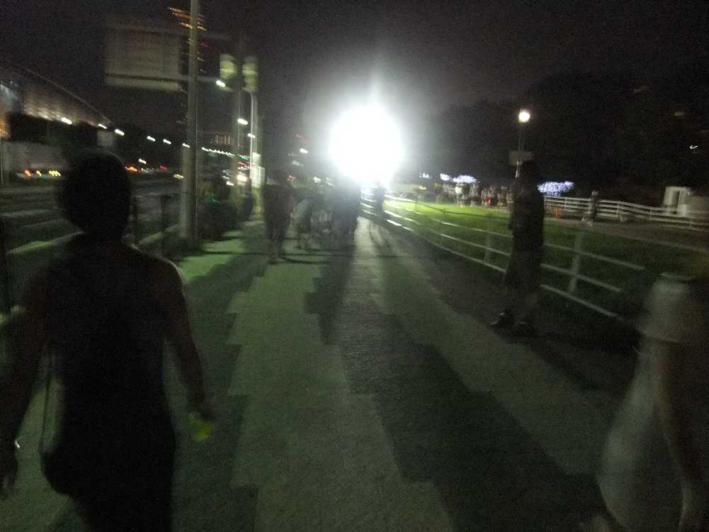 光の向こうがマリンステージ。