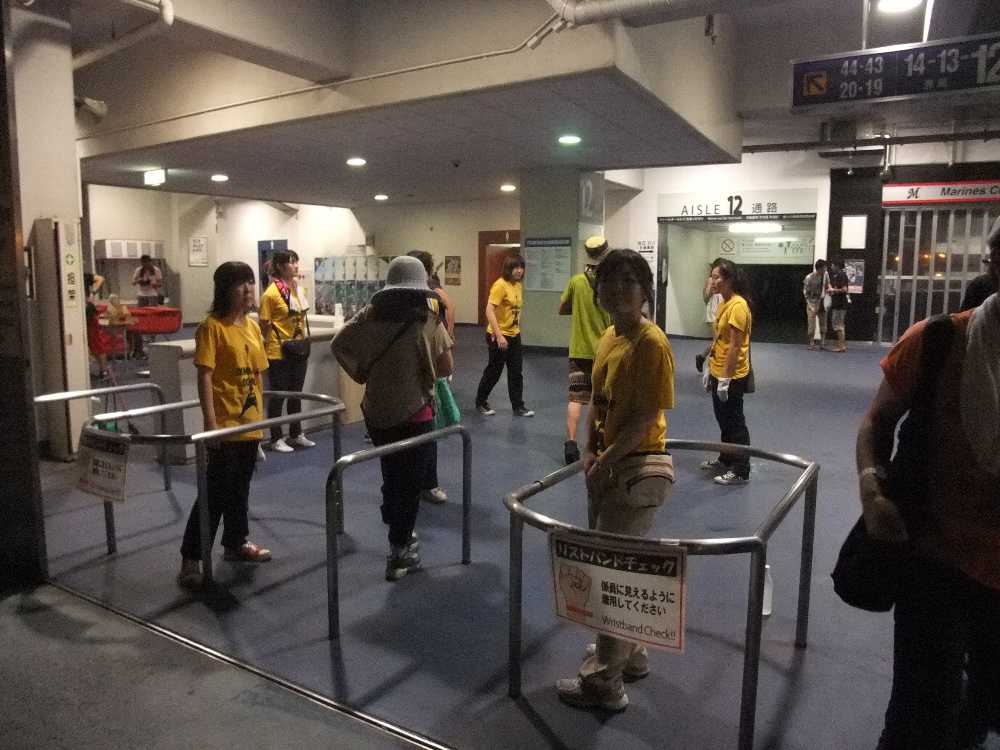 マリンステージ、スタンド席のリストバンドチェック。