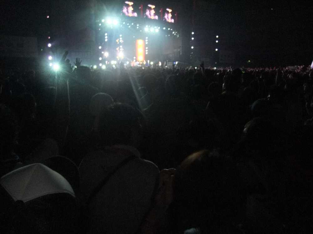 レッド・ホット・チリ・ペッパーズ公演中。