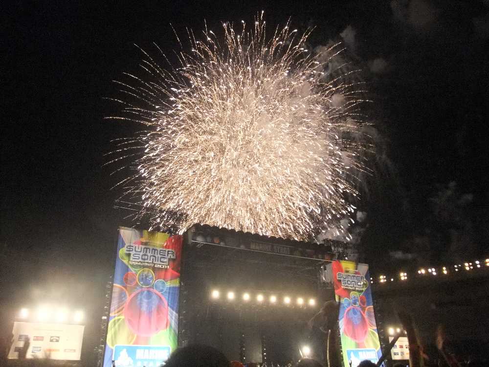 盛大に上がる花火。