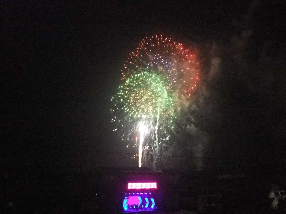 初日の花火。