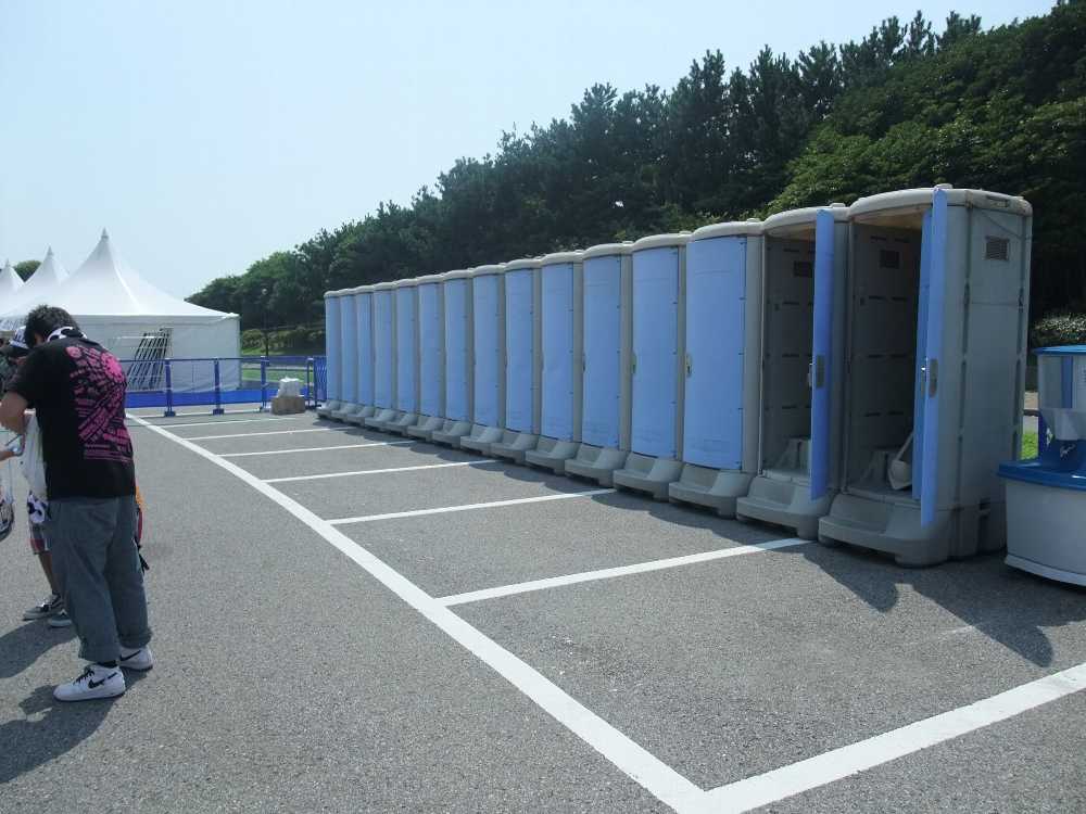 仮設トイレ。