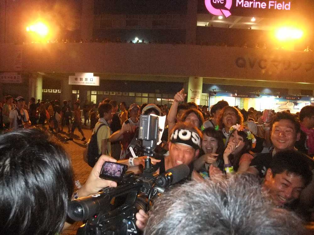 終演後、テレビカメラに映ろうとする人たち。