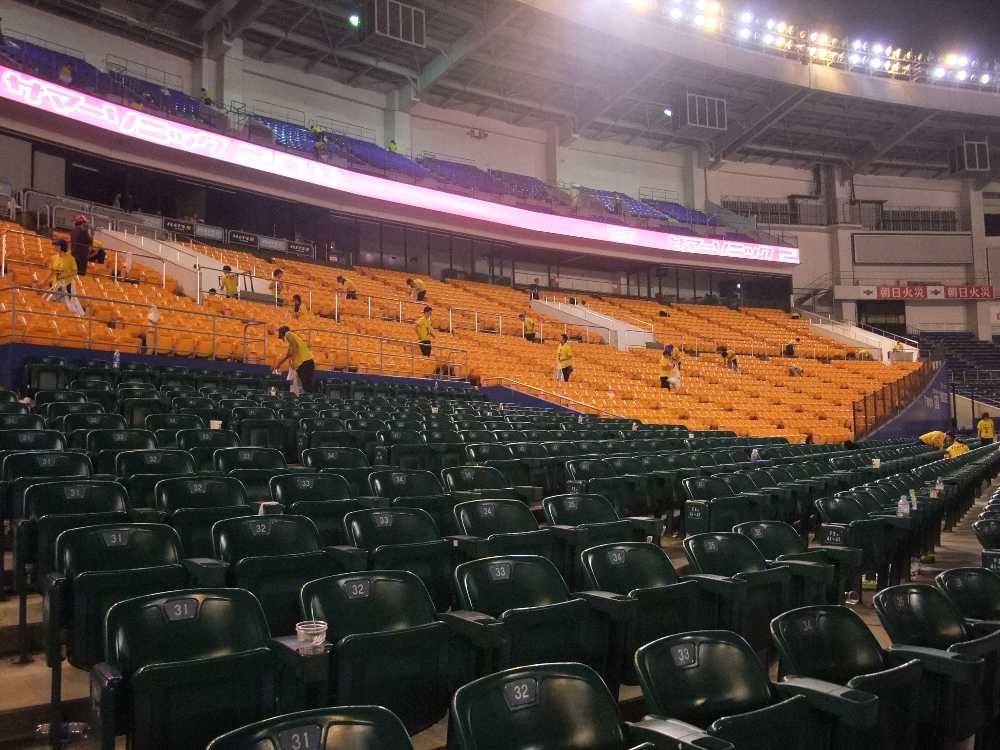 ゴミを片付けるスタッフ。