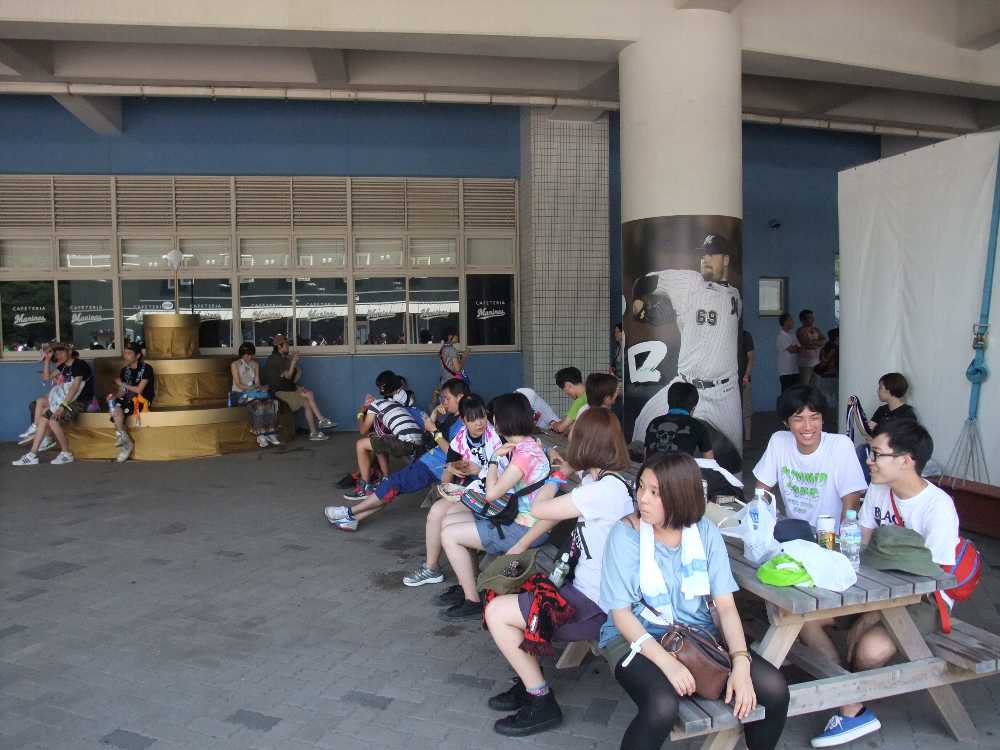 マリンスタジアム下の日陰。