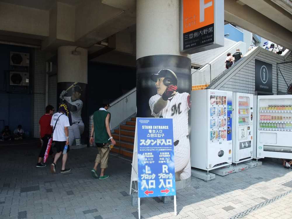 マリンステージ、スタンド席の階段。