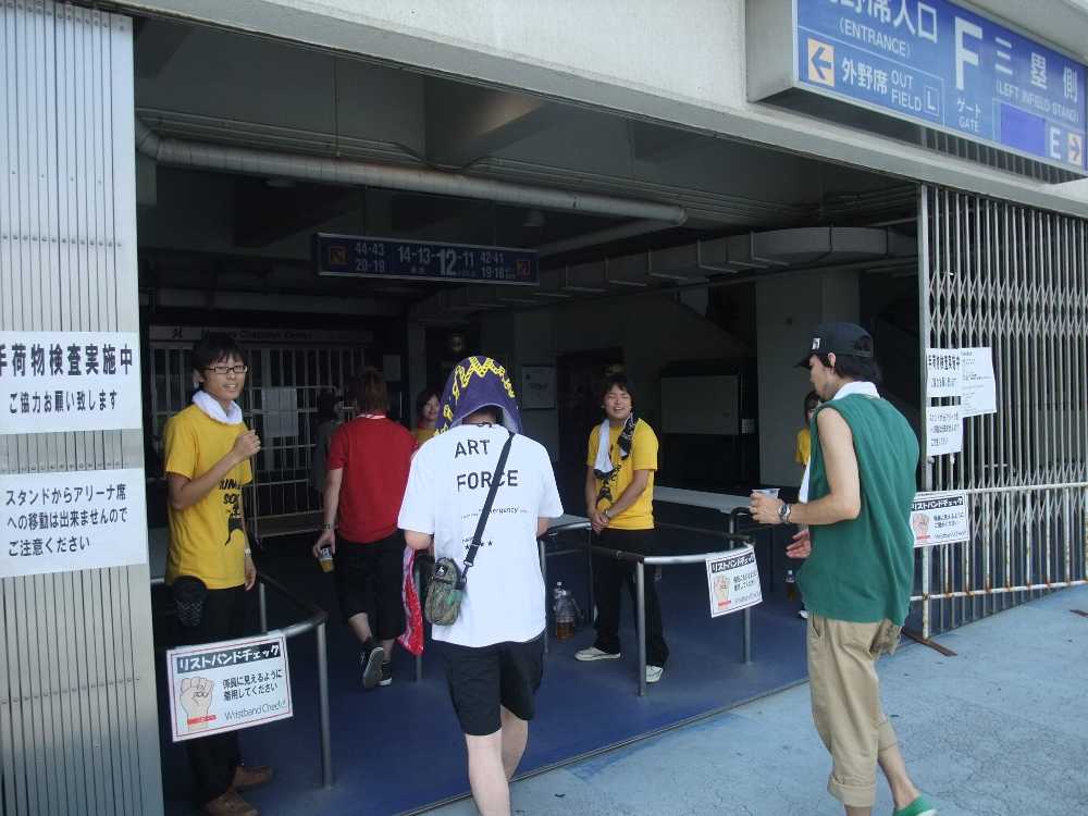 階段の上にあるリストバンドチェック。