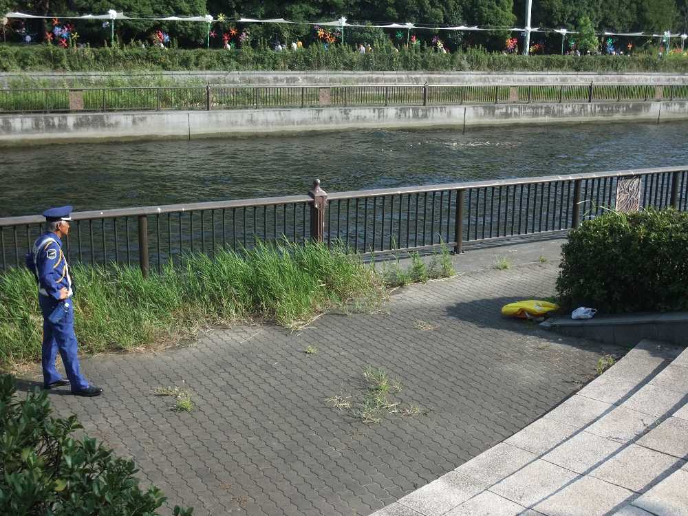 警備員とロープと救命胴衣。