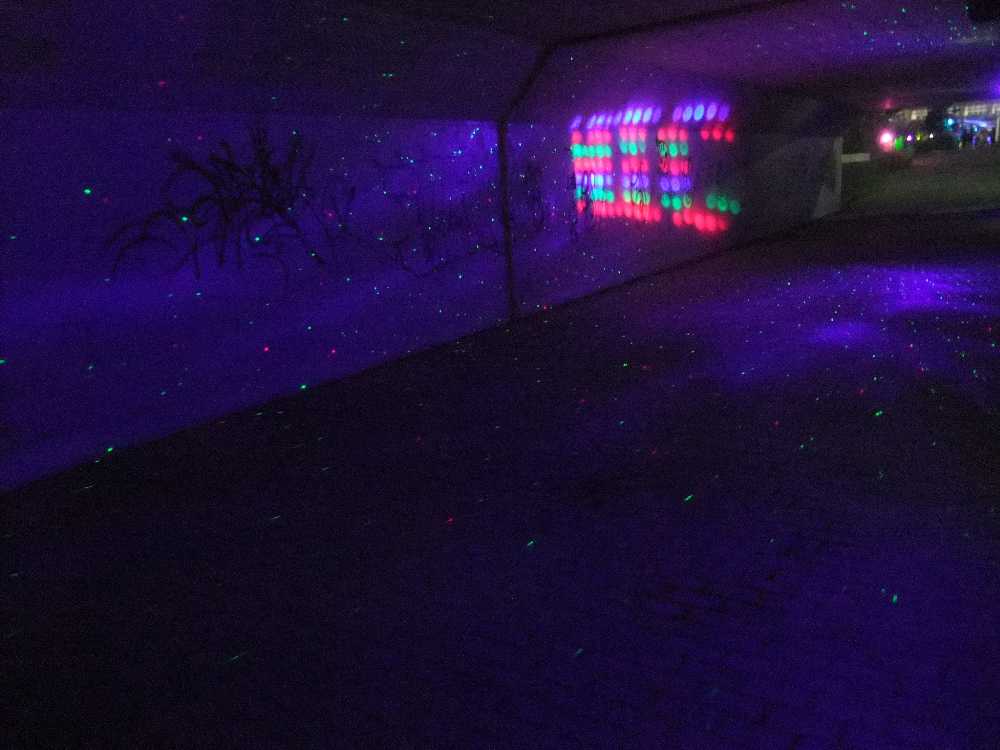 赤や緑の点はゴミではなく光です。