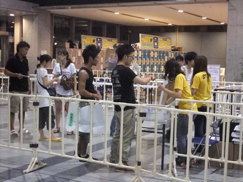 1日目の夜に入場する人。