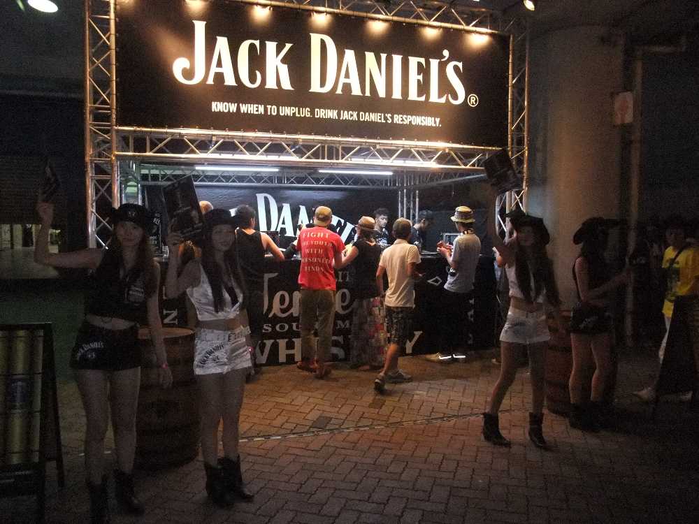 売り子のお姉さんも複数。