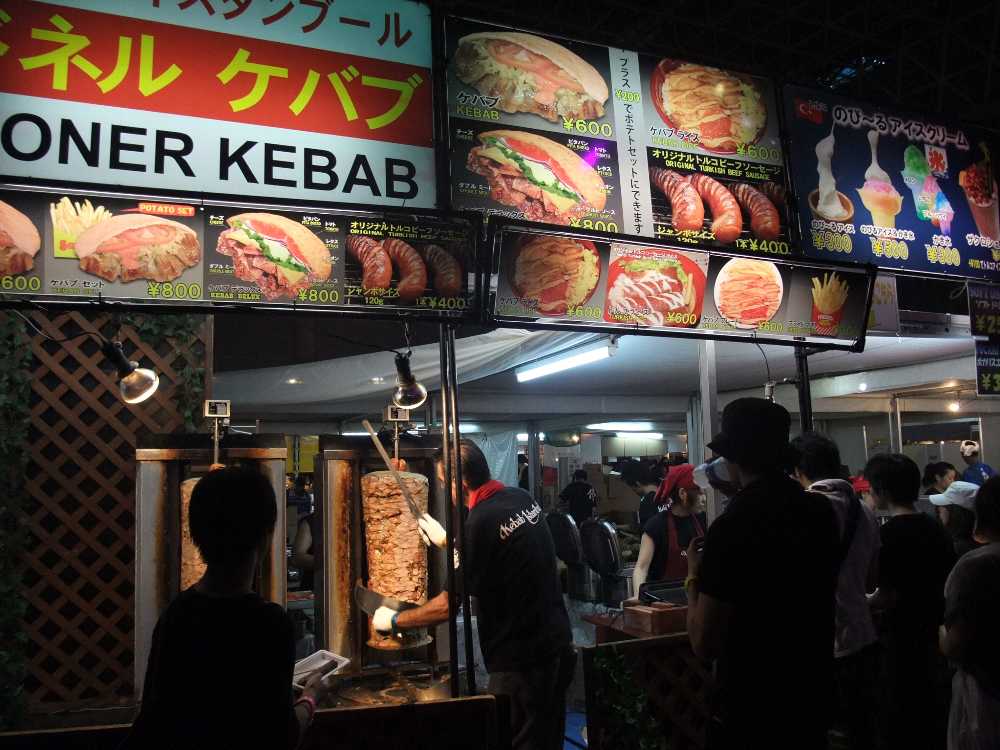 いろいろなところで見られるドネル・ケバブ。