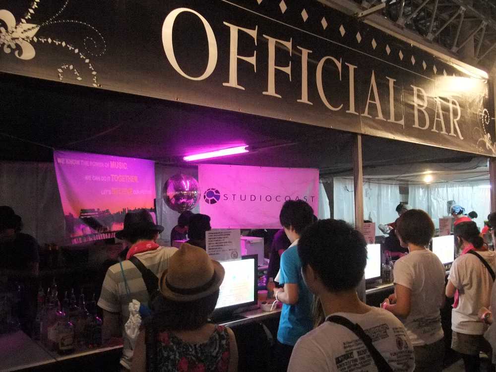 公式バー。スタジオ・コーストの幕があります。