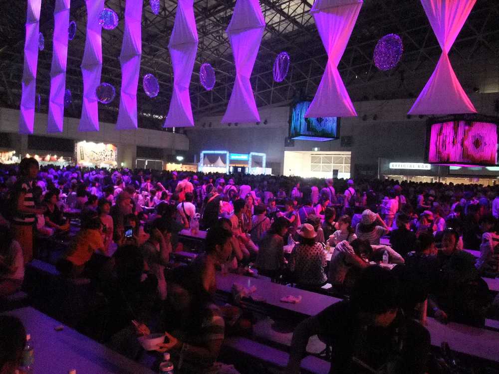 オブジェが垂れ下がるテーブル席。