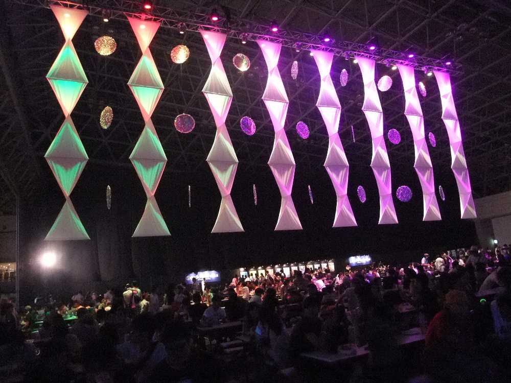 オブジェ自体は白で、光の色によって色が変わります。