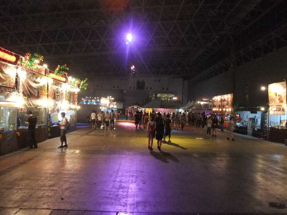 深夜の飲食店。人は少ない。サマーソニックは帰宅できるフェスティバルなので夜は人が少なくなります。