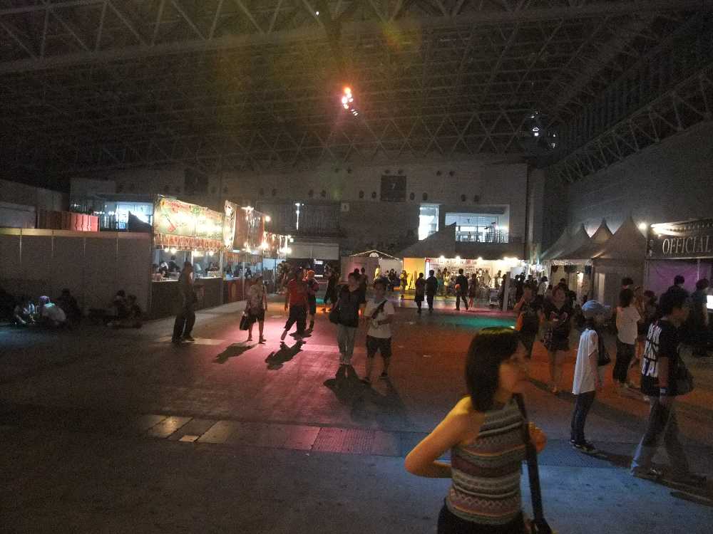 深夜の飲食店。