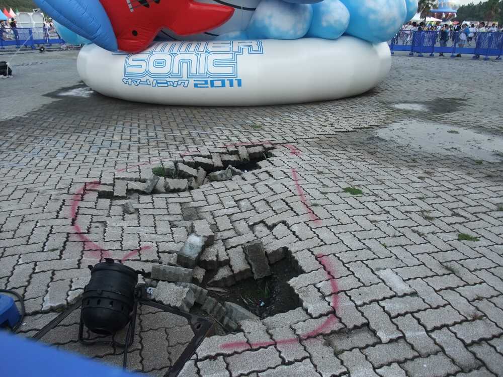 マリンステージ外周。オブジェを置いて立ち入り禁止にしています。