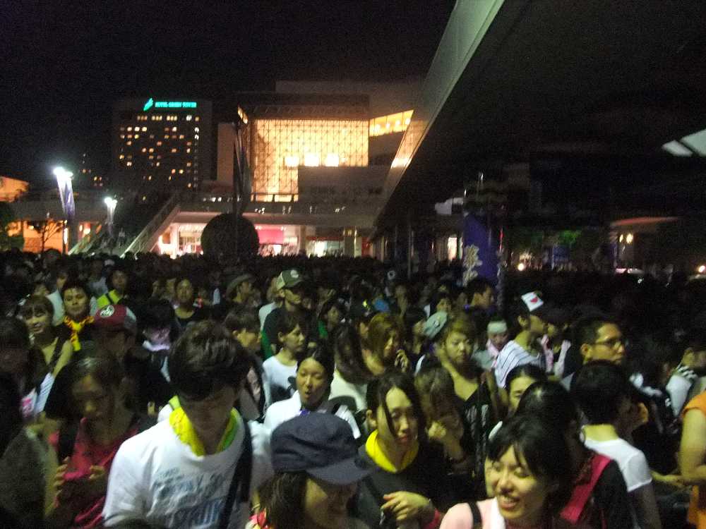 終演後、海浜幕張駅に集結した人。