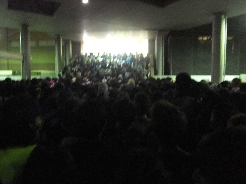 入場制限されました。