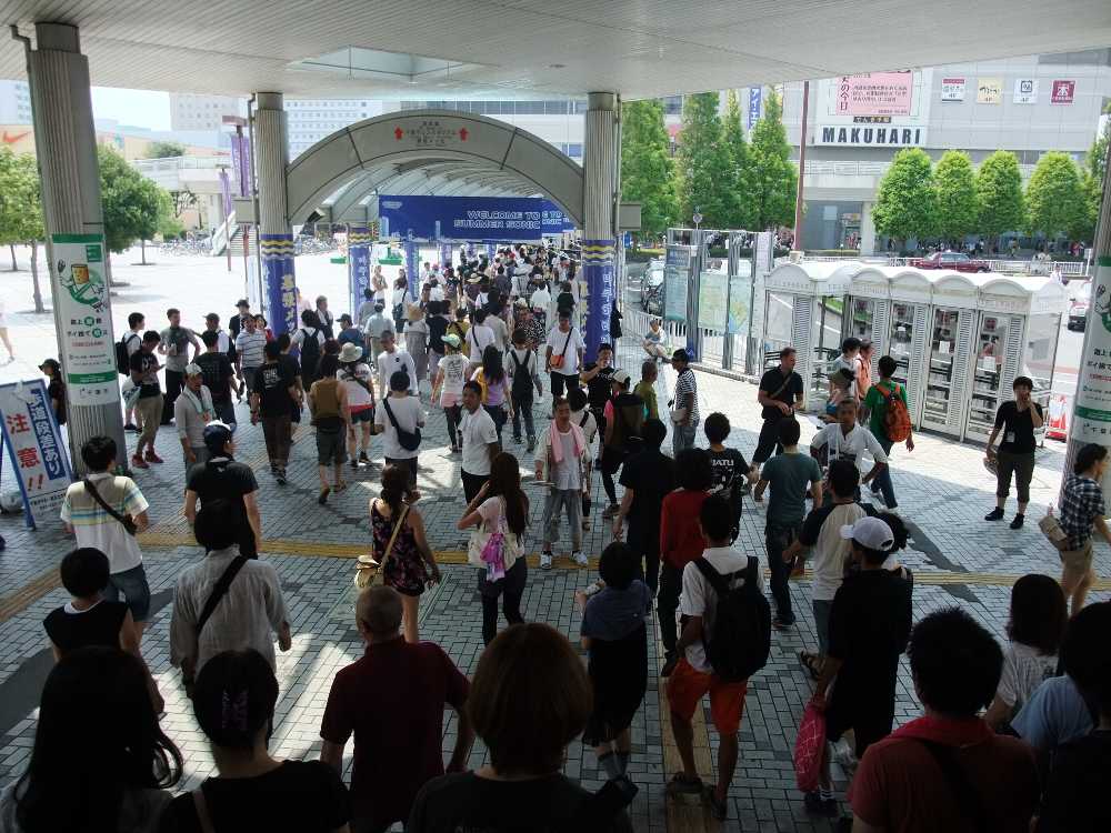 海浜幕張駅を出たところ。