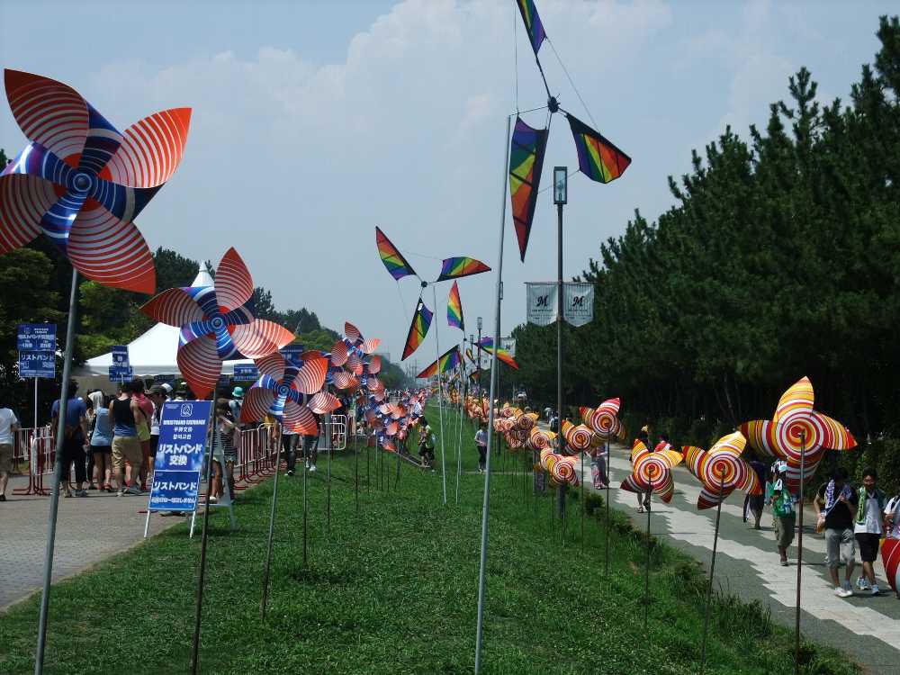 マリンステージを出たところの風車。