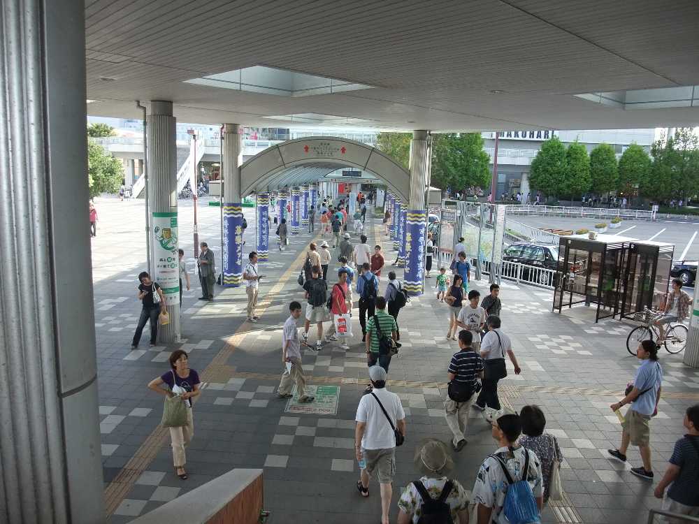 海浜幕張駅。午後3時50分ごろ。平日なので混んでいない。
