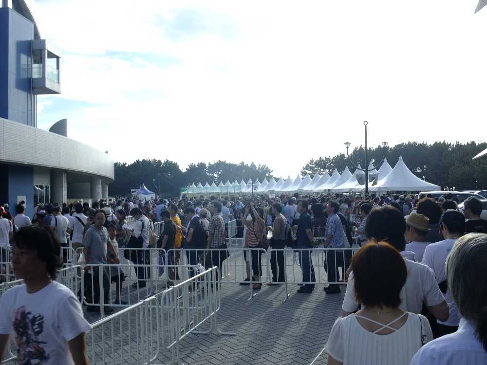 グッズ売り場に並ぶ人。