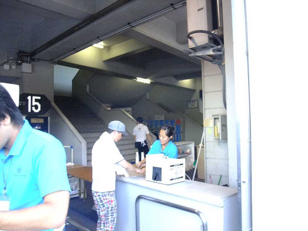 一旦外に出る人は手に透明の判を押す。