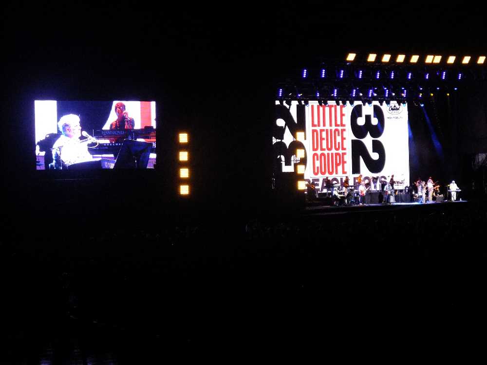 「リトル・デュース・クーペ」のジャケットとブライアン・ウィルソンの映像。