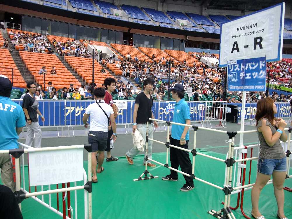 アリーナの入り口にもリストバンドチェックがある。