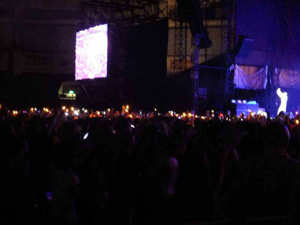 観客がライターを持っているところ。ライブとしては危ない演出。