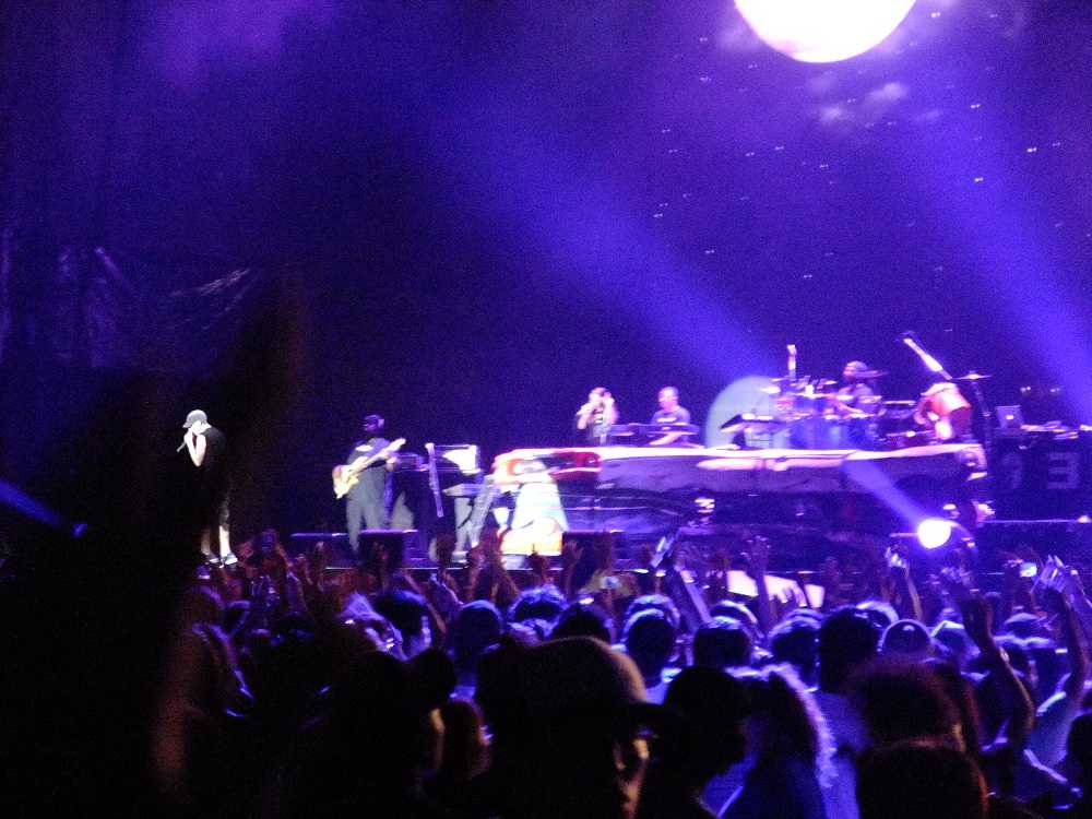 エミネムはフードのあるトレーナーを着ていたが、後半は脱いでいる。